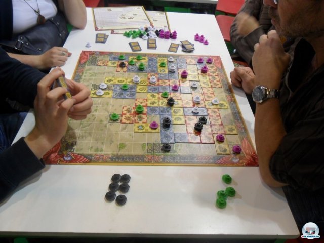 Schon auf der Spielemesse in Essen hat die Legetaktik von Reiner Knizia neugierig gemacht. Schon auf der Spielemesse in Essen hat die Legetaktik von Reiner Knizia neugierig gemacht.
