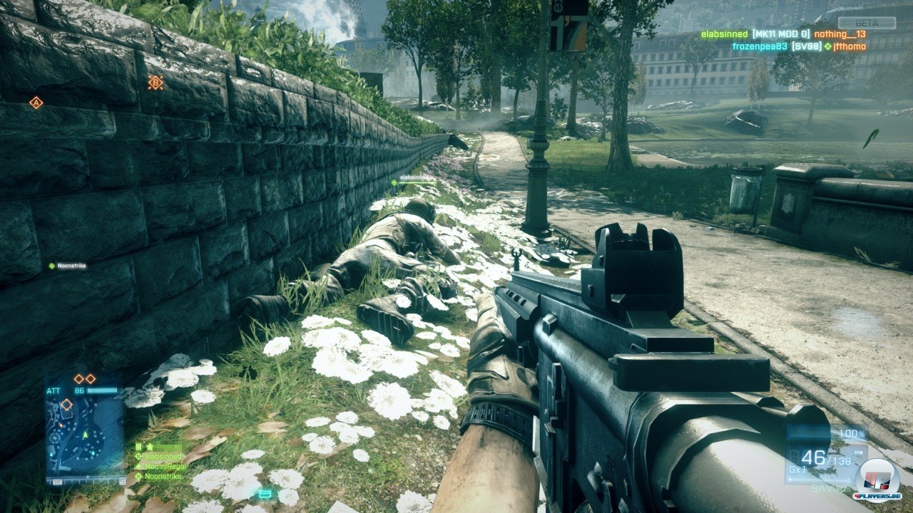 Ein Anblick, an den man sich gewöhnen sollte: In BF3 kann man sich nicht nur ducken, sondern auch auf dem Boden kriechen. Das dürfte gerade die Sniper-Fraktion freuen. Ein Anblick, an den man sich gewöhnen sollte: In BF3 kann man sich nicht nur ducken, sondern auch auf dem Boden kriechen. Das dürfte gerade die Sniper-Fraktion freuen.