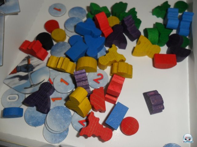 Das Spielmaterial besteht aus Holzfiguren und gut illustrierten Karten. Das Spielmaterial besteht aus Holzfiguren und gut illustrierten Karten.