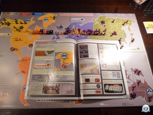 Das Regelwerk ist anschaulich, das Material kann sich sehen lassen: Neben dem Spielplan liegen Stift, W�rfel, zig Karten und Pl�ttchen sowie 275 Plastikfiguren bei.