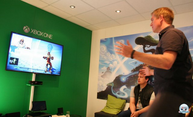 Auf der Xbox One hilft der Kinect Sensor, Posen und Sprachsamples zu erfassen. Auf der Xbox One hilft der Kinect Sensor, Posen und Sprachsamples zu erfassen.